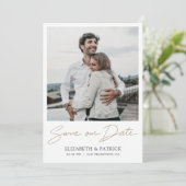 Eenvoudig Modern Gold Script 2 Fotobruiloft Save The Date (Staand voorkant)