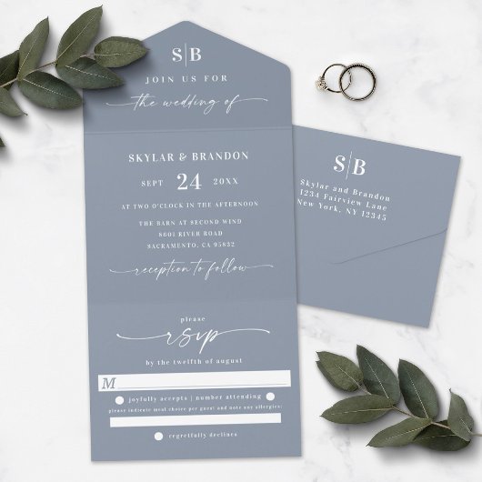 Eenvoudig monogram en script robuust blauw huwelij all in one uitnodiging