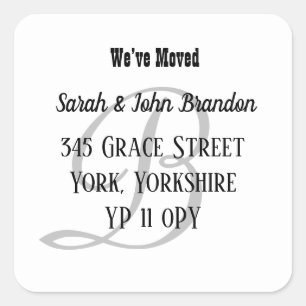 Eenvoudig Monogram wij hebben Aankondiging bewogen Vierkante Sticker