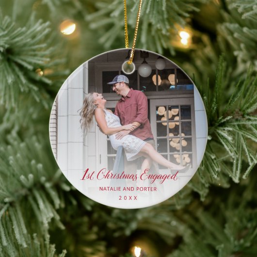 Eenvoudig rood script Modern First Christmas Engag Keramisch Ornament (Boom)