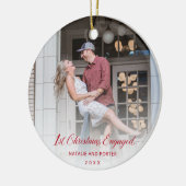 Eenvoudig rood script Modern First Christmas Engag Keramisch Ornament (Links)