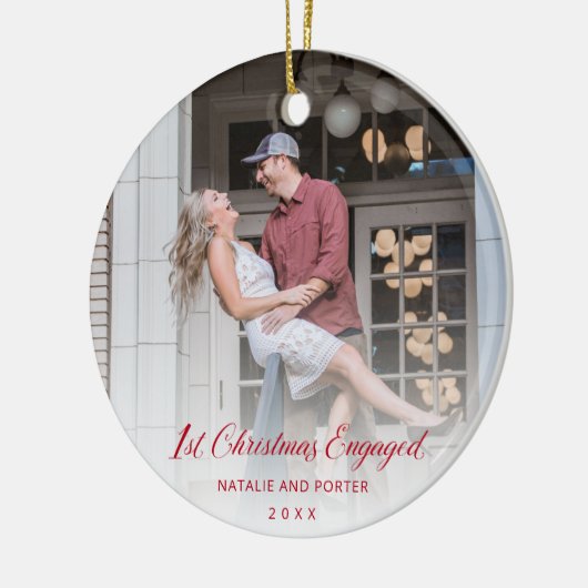 Eenvoudig rood script Modern First Christmas Engag Keramisch Ornament (Links)