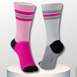 Eenvoudig roze en grijs, grijs en roze ongelijk sokken