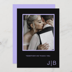 Eenvoudig script zwart & lavendel monogram foto bedankkaart