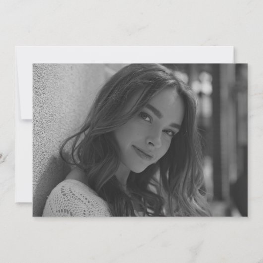 Eenvoudig Script Zwart Wit Foto Afstuderen Aankondiging (Achterkant)