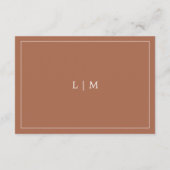 Eenvoudig terracotta monogram elegante bruiloft informatiekaartje (Achterkant)