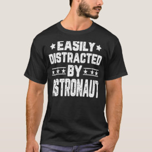 Eenvoudig verstoord door astronomie in de astronau t-shirt