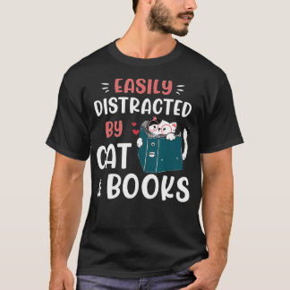 Eenvoudig verstoord door kratten en boeken, kat en t-shirt