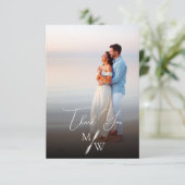 Eenvoudig wit script Monogram Trouwfoto Bedankkaart (Staand voorkant)