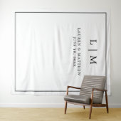 Eenvoudig zwart en wit monogram elegante trouwdag wandkleed (In Situ (horizontaal))