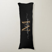 Eenvoudig zwart goudmonogram elegant eminine-scrip lichaamskussen (Voorkant Verticaal)