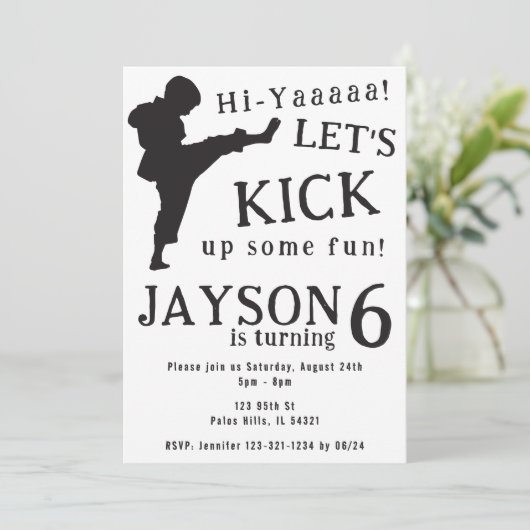 Eenvoudig zwart wit jongen karate verjaardag uitno kaart (Staand voorkant)