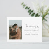 Eenvoudige 2 foto moderne bruiloft uitnodiging (Staand voorkant)
