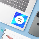 EENVOUDIGE AANGEPASTE LOGO MINIMAAL BLAUW WIT STICKER (Laptop met iPhone)