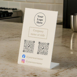 Eenvoudige beige minimalist reclamebord met voetstuk