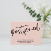 Eenvoudige Blush uitgestelde bruiloft aankondiging Briefkaart (Staand voorkant)