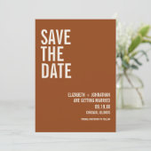 Eenvoudige Boho Terracotta Typografie Save the Dat Kaart (Staand voorkant)