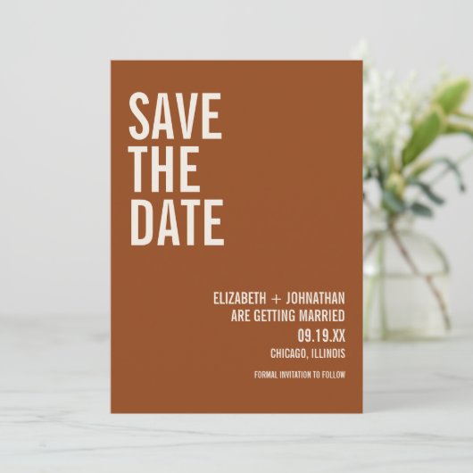 Eenvoudige Boho Terracotta Typografie Save the Dat Kaart (Staand voorkant)