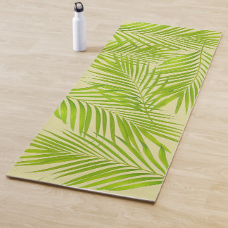 Eenvoudige botanische groene palmbladeren op licht yogamat
