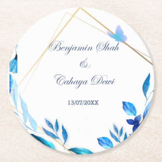 Eenvoudige bruiloft costar met blauw bloemblad en  ronde kartonnen onderzetter