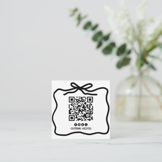 Eenvoudige Doodle Bow Ribbon sociale media QR-code Vierkante Visitekaartje (Staand voorkant)
