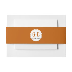 Eenvoudige elegante gebrande oranje initialen brui uitnodigingen wikkel