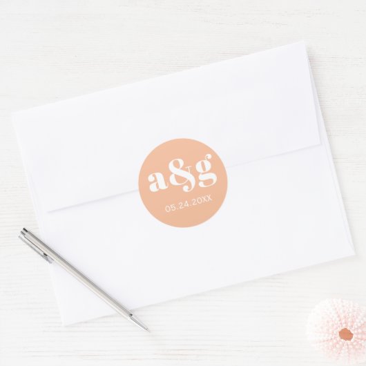 Eenvoudige, elegante monogram koraalperzikbruiloft ronde sticker (Envelop)