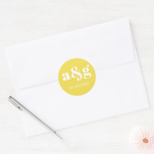 Eenvoudige en elegante initialen gele bruiloft ronde sticker