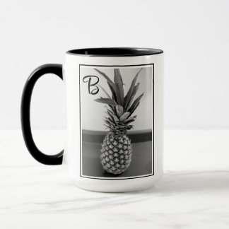 Eenvoudige foto van een ananas met een enkel Initi Mok