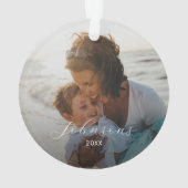 Eenvoudige fotofamilie Elegante scriptnaam en jaar Ornament (achterkant)