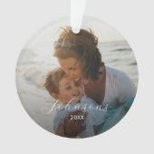 Eenvoudige fotofamilie Elegante scriptnaam en jaar Ornament (voorkant)