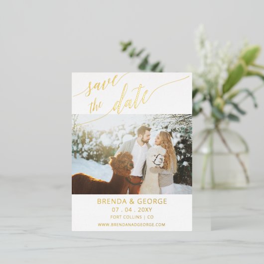 Eenvoudige Gold Script-kalligrafie Sparen de Datum Folie Uitnodiging Briefkaart (Staand Voorkant)