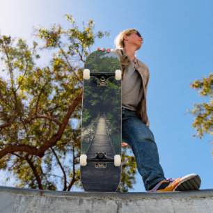Eenvoudige hangbrug over rivier Idrijca, Slovenië Skateboard