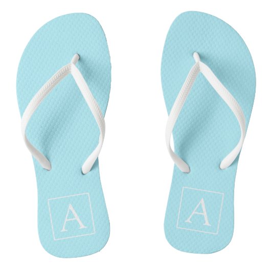 Eenvoudige lichtblauwe monogram teenslippers (Voetbed)