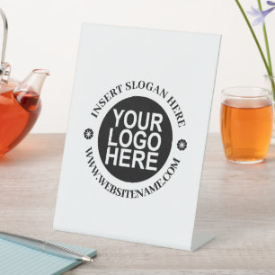 Eenvoudige logo-vervanging en modern professioneel reclamebord met voetstuk
