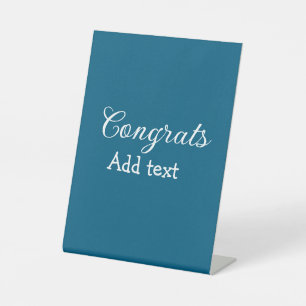 Eenvoudige minimale felicitaties afstuderen voeg u reclamebord met voetstuk