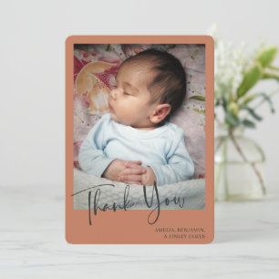 Eenvoudige Minimalistische Terracotta Pasgeboren F Bedankkaart