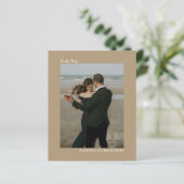 Eenvoudige Mocha Tan BUDGET Trouwfoto Uitnodiging (Staand voorkant)