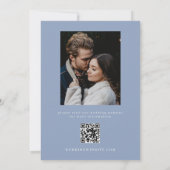 Eenvoudige Moderne Stoffige Blauwe Foto & QR Code Save The Date (Achterkant)