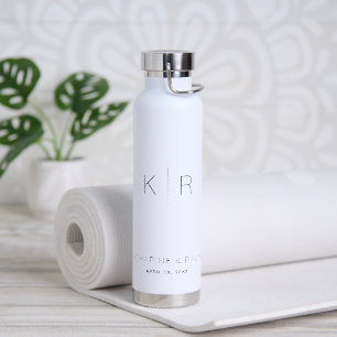 Eenvoudige moderne witte monogram bruiloftsflesje waterfles