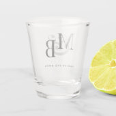 Eenvoudige Monogram Bruiloft Shot Glas (Achterkant)