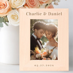 Eenvoudige namen van minimalistisch paar trouwdatu gegraveerde lijstjes