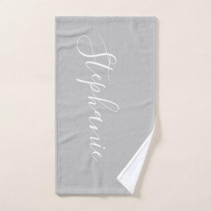 Eenvoudige, op het zilver afgestemde monogram werk handdoek