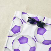 eenvoudige paarse witte voetballen schattig meisje strandlaken (In situ)