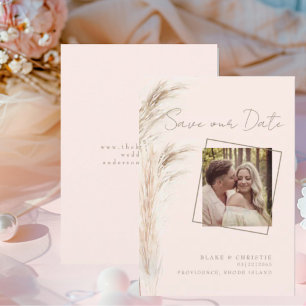 Eenvoudige Pampas paar foto Blush bruiloft Save The Date