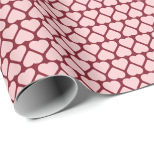 Eenvoudige rijen kleine roze harten op rood cadeaupapier