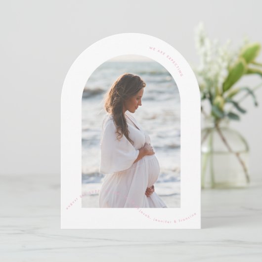 eenvoudige roze fotoboog baby zwangerschap aankond kaart (Staand voorkant)