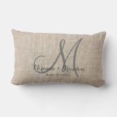 Eenvoudige rustieke beige jute monogram bruiloft kussen (Achterkant)