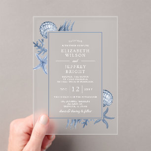 Eenvoudige Sandy Seashells Beach bruiloft Acryl Uitnodigingen