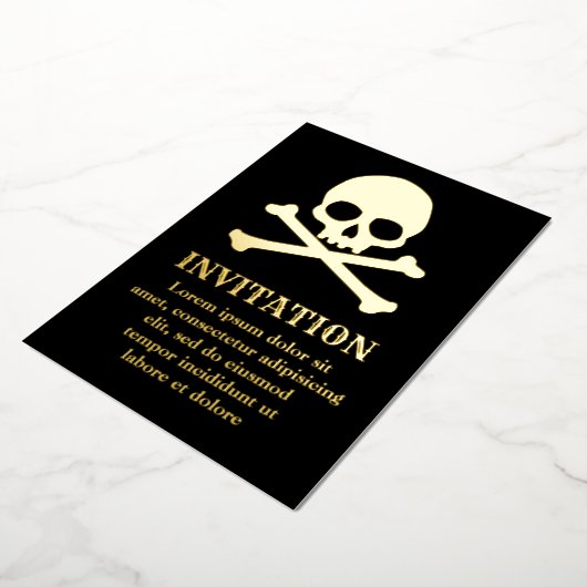 Eenvoudige Schedel en Gekruiste Botten Folie Uitnodiging (Gedraaid)